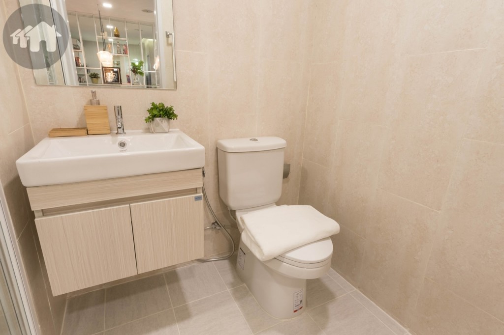 อ่างล้างหน้า พร้อมตู้เก็บของด้านล่าง โถสุขภัณฑ์ สายฉีดชำระ ที่แขวนกระดาษชำระ ของ Cotto 