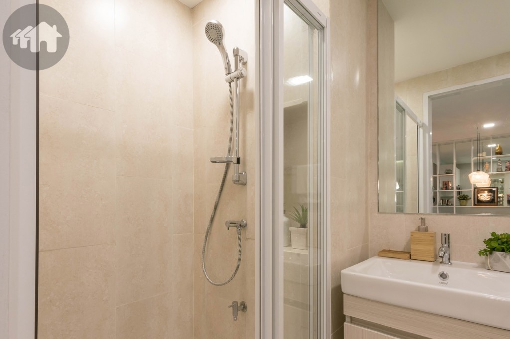 พื้นที่อาบน้ำกั้นด้วยกระจกเทมเปอร์เป็นสัดส่วน ขอบประตูยกพื้นสูงประมาณ 4 เซนติเมตร กว้างประมาณ 80 เซนติเมตร ยาวประมาณ 90 เซนติเมตร ด้านข้างเจาะเป็นช่องสำหรับวางอุปกรณ์อาบน้ำ