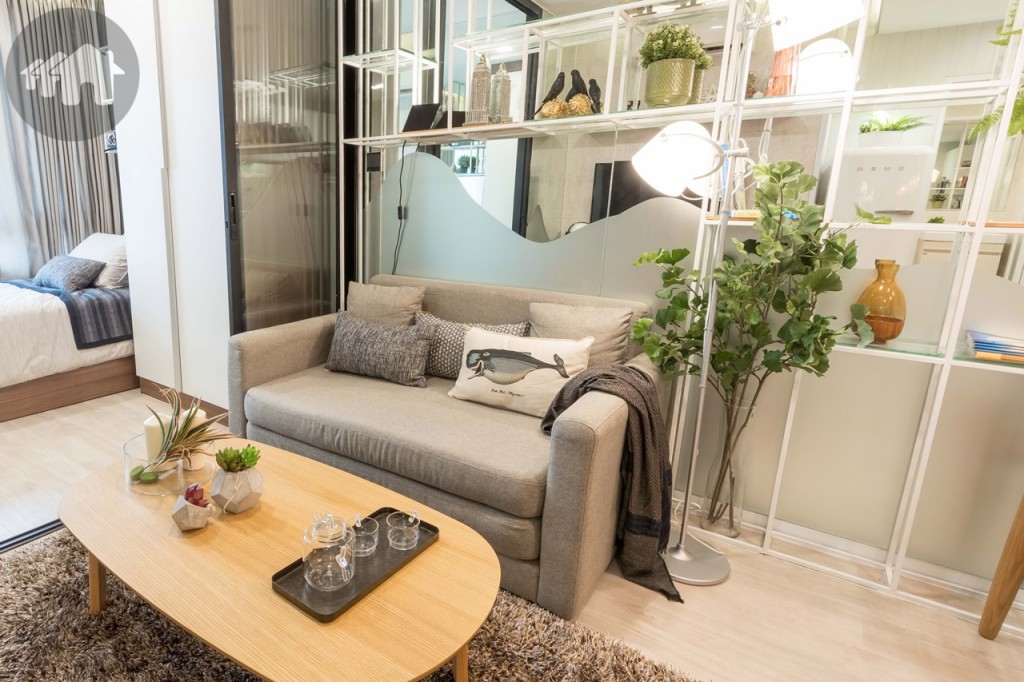 ห้องนั่งเล่นมาพร้อมกับโซฟาเบด ด้านข้างติดตั้ง Digital Sound System