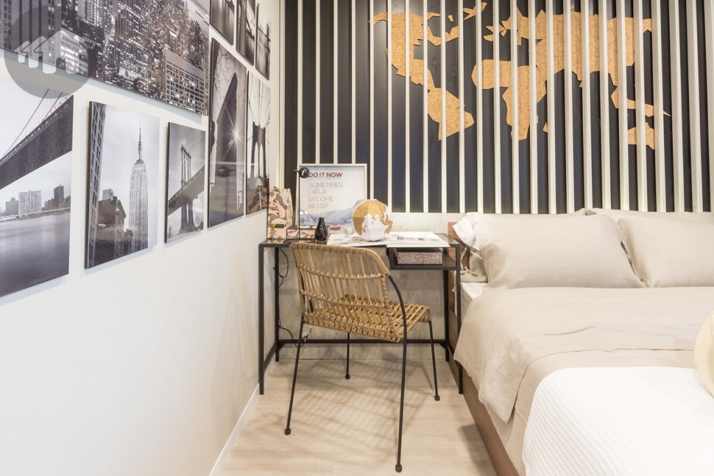 ด้านข้างตกแต่งเป็นโต๊ะทำงาน กว้างประมาณ 1 เมตร 