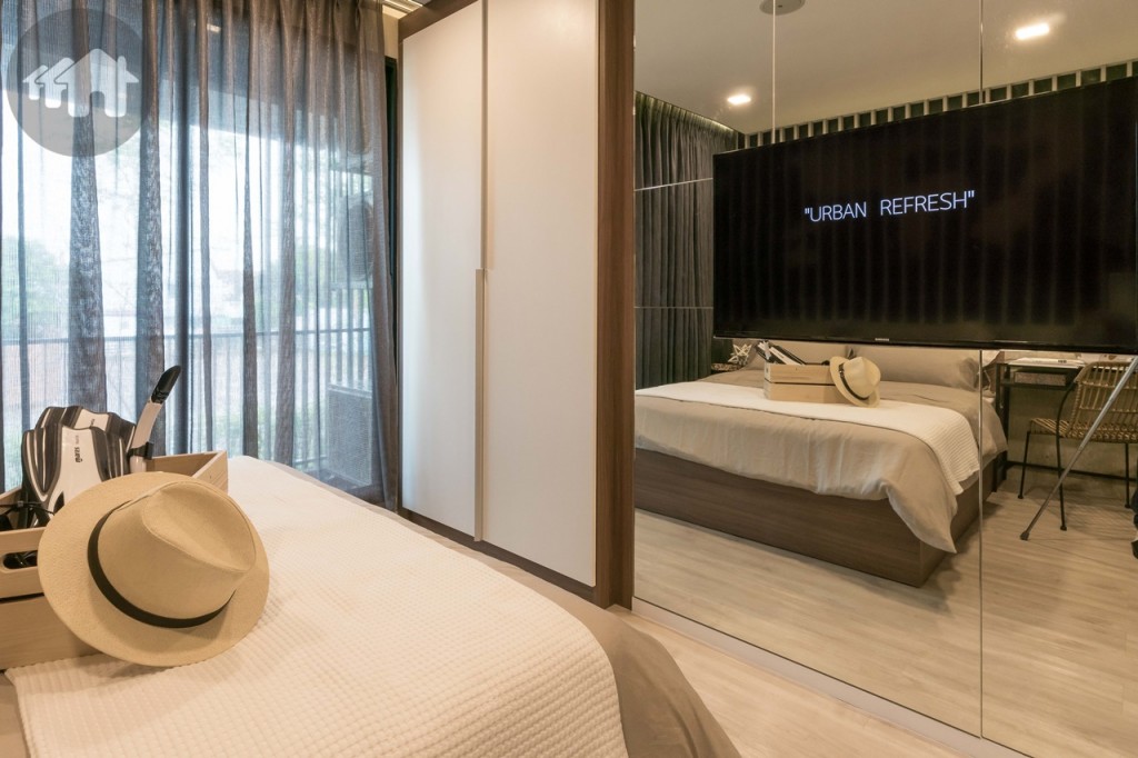 ปลายเตียงเป็นที่ติดตั้งโทรทัศน์ ด้านข้างเป็นตู้เสื้อผ้าบิวท์อิน ห่างจากปลายเตียงประมาณ 90 เซนติเมตร 