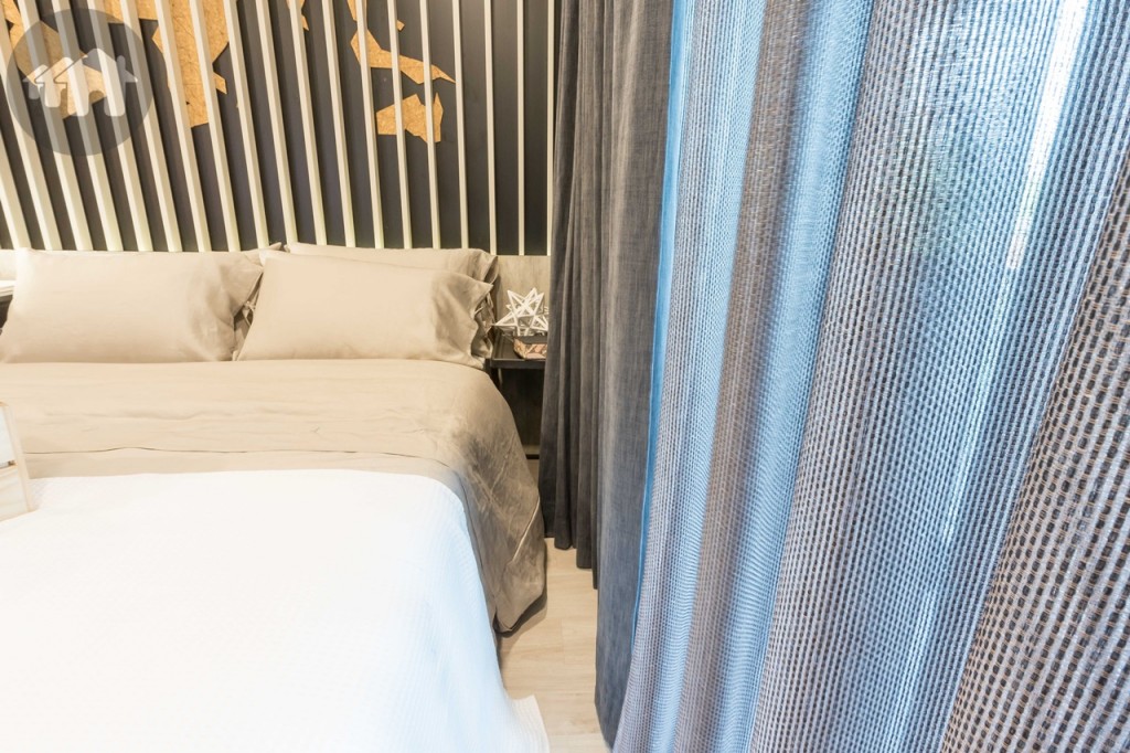 ข้างเตียงห่างจากประตูบานเลื่อนแบบสลับที่เชื่อมต่อไประเบียงประมาณ 55 เซนติเมตร