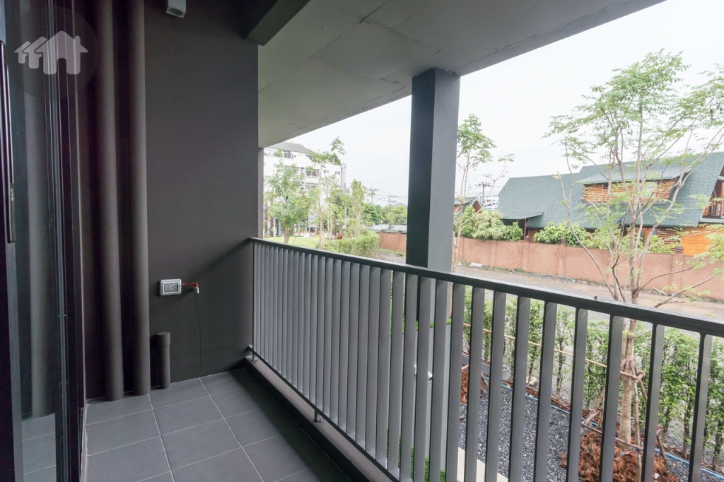 ระเบียงขนาดใหญ่ ขอบประตูยกสูงประมาณ 14 เซนติเมตร กว้างประมาณ 90 เซนติเมตร ยาวประมาณ 2.50 เมตร รั้งสูงประมาณ 90 เซนติเมตร พื้นปูกระเบื้องเซรามิก ขนาด 30x30 เซนติเมตร ติดตั้งก๊อกน้ำ ปลั๊กไฟพร้อมที่กันน้ำ และท่อระบายน้ำให้เรียบร้อย 