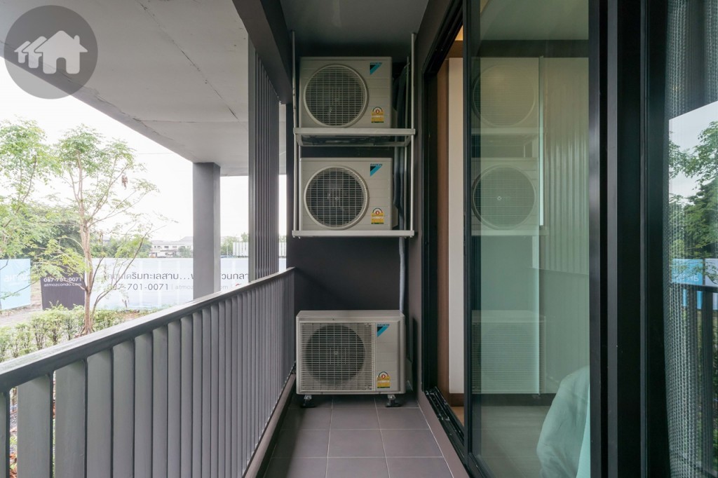 อีกด้านติดตั้งคอมเพรสเซอร์เครื่องปรับอากาศ