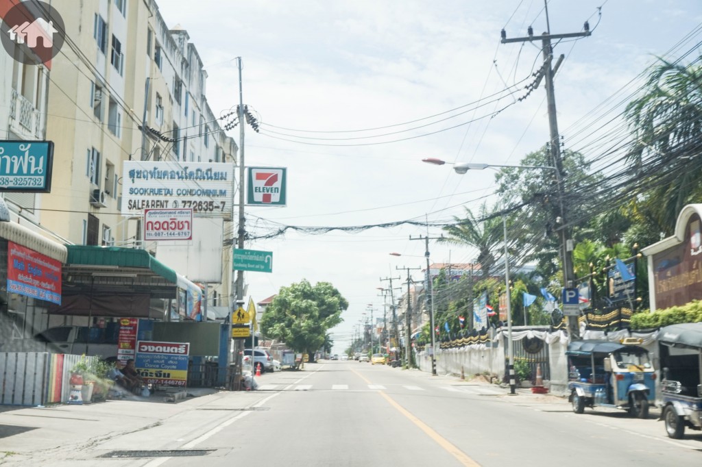Golden Town Sriracha Assumption Location10 DSC05771