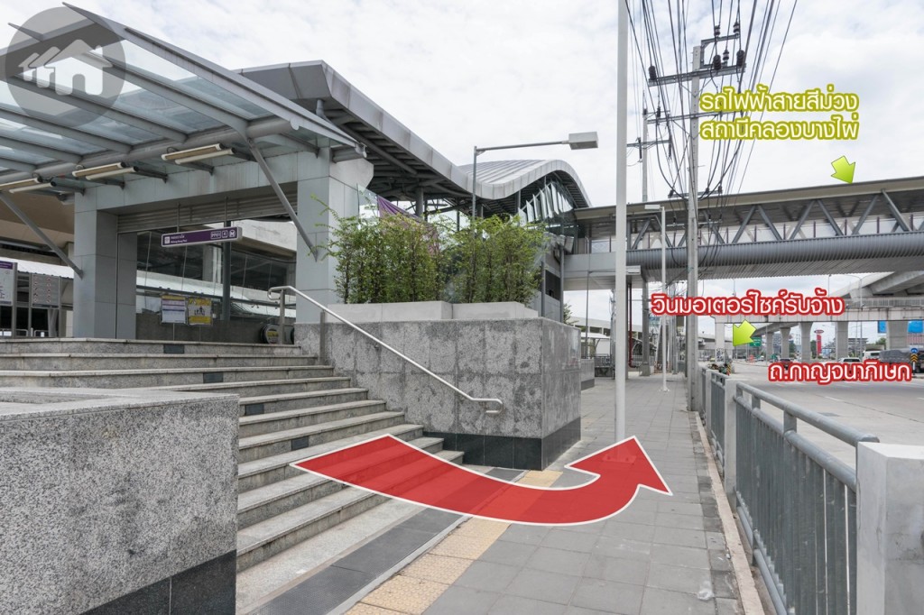 จากนั้นเดินกลับไปทางบางใหญ่ เดินตรงไปตามทาง ผ่านอาคารจอดแล้วจร หรือหากใครจะใช้บริการมอเตอร์ไซค์รับจ้าง ก็มีให้บริการบริเวณใต้สถานีรถไฟฟ้า