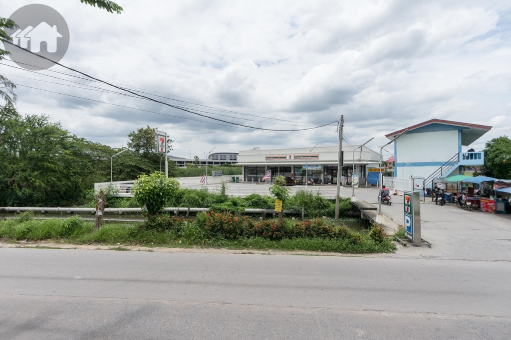 ด้านหน้าโครงการติด ถ.จันทร์ทองเอี่ยม ฝั่งตรงข้ามเป็นร้าน 7-Eleven