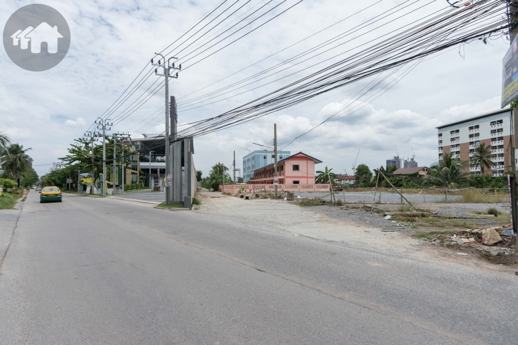 ด้านข้างเป็นซอยตัน มีอาคารสูงประมาณ 2 ชั้น ส่วนใหญ่ยังเป็นที่ดินเปล่า และทุ่งนา