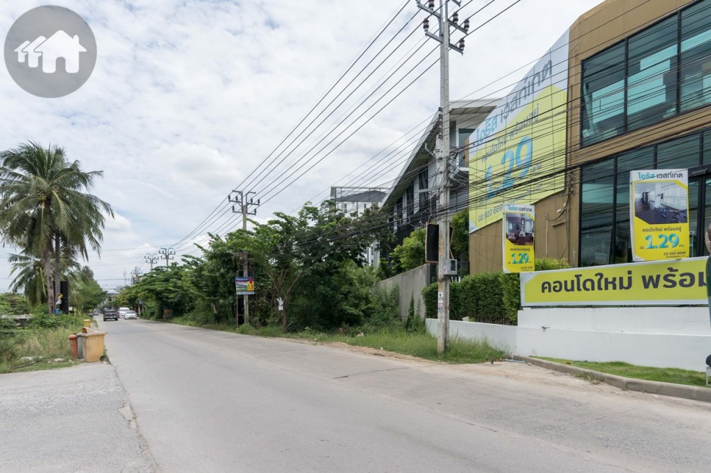 อีกด้านโซนด้านหน้าโครงการเป็นที่ดินเปล่า