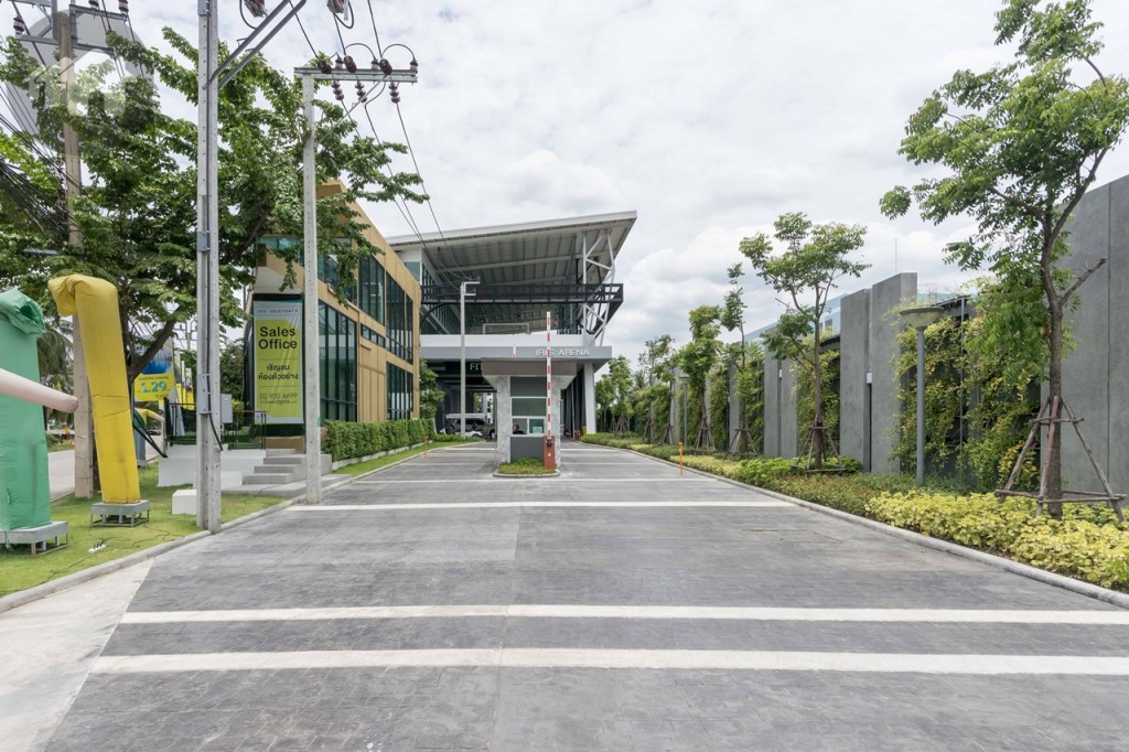 ถนนทางเข้าโครงการกว้างประมาณ 8.50 เมตร เข้า-ออกด้วยระบบ Keycard Access รั้วไม้กระดก พร้อมพนักงานรักษาความปลอดภัยตลอด 24 ชั่วโมง ทางเข้าตกแต่งด้วยต้นไม้ ไม้พุ่ม และสวนแนวตั้งตลอดแนว