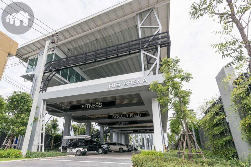 อาคารสิ่งอำนวยความหลักแยกออกมาจากตัวอาคาร อยู่บริเวณโซนด้านหน้าโครงการเรียกว่า “Iris Arena” สูง 3 ชั้น