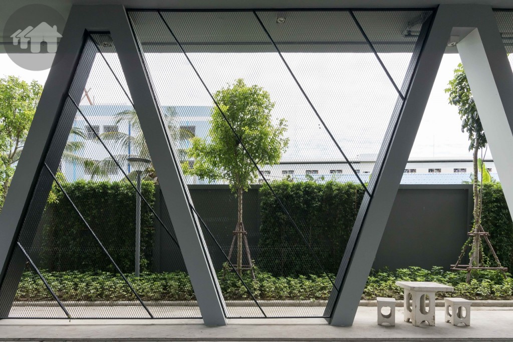 ใส่ใจในรายละเอียดทั้งการก่อสร้างและการตกแต่ง อย่างด้านข้างอาคาร Iris Arena ใช้เหล็กฉีกตกแต่งเพิ่มความสวยงาม