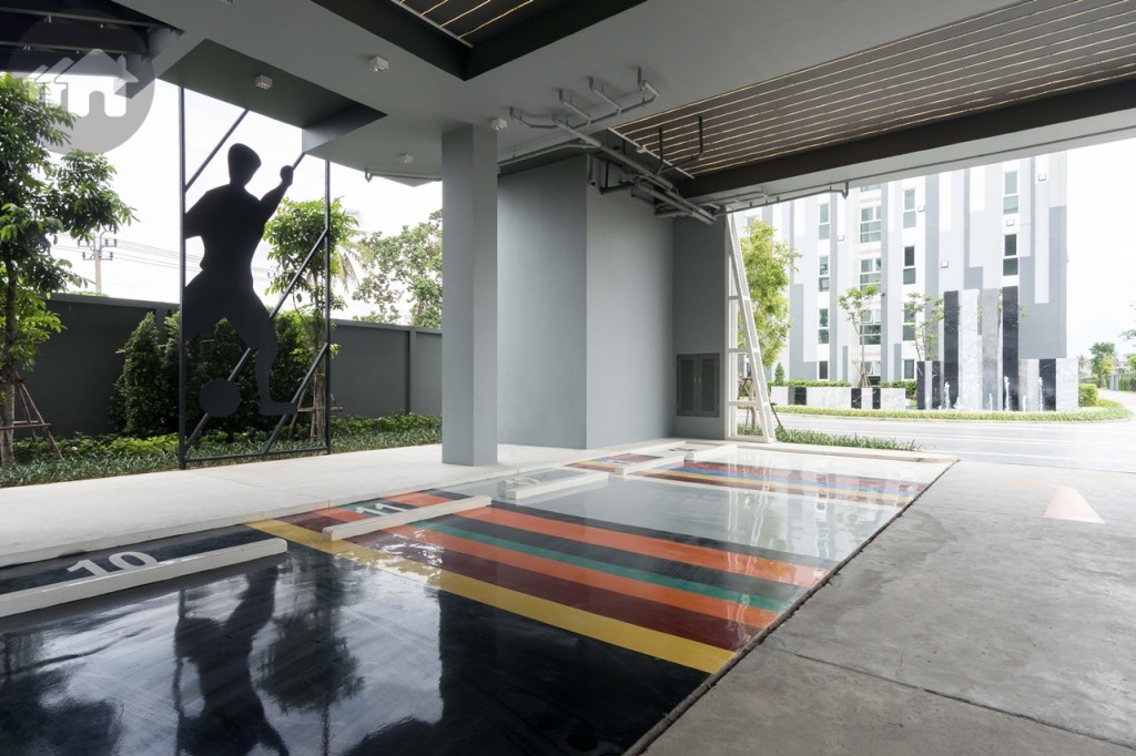 ที่จอดรถเป็นพื้น Epoxy หรูหราเหมือนในห้างสรรพสินค้าขนาดใหญ่ ตกแต่งลวดลายนักฟุตบอลเข้ากันกับสนามฟุตซอลด้านบน