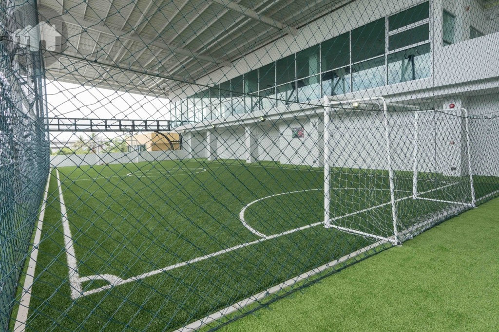 บริเวณชั้นที่ 2 ของ Iris Arena เป็นสนามฟุตซอล ขนาด 250 ตารางเมตร พื้นหญ้าปูเทียมอย่างดี ใส่ใจในรายละเอียดด้วยการรองพื้นยางก่อนหนึ่งชั้นก่อนปูหญ้าเทียมเหมือนสนามฟุตซอลมาตรฐาน