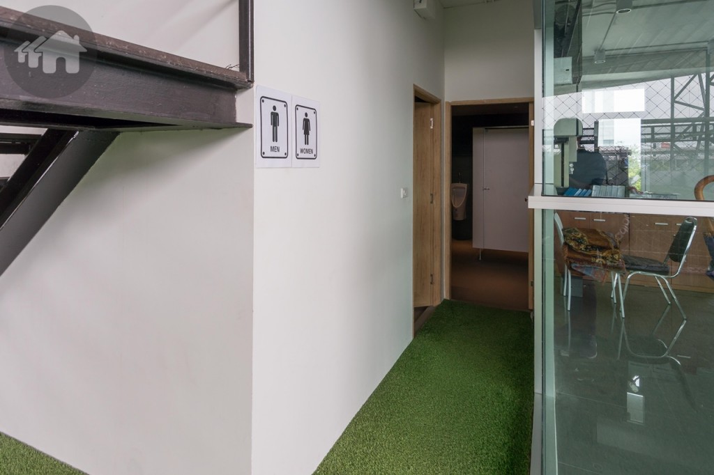 มีห้องน้ำให้บริการ ด้านข้างเป็นสำนักงานนิติบุคคล