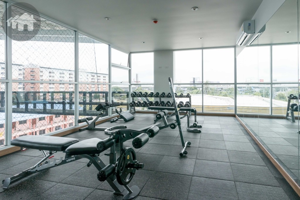 โซนเวทเทรนนิ่ง และโซนบ็อกซิ่ง ปูพื้นยางเหมือนฟิตเนสใหญ่ๆ