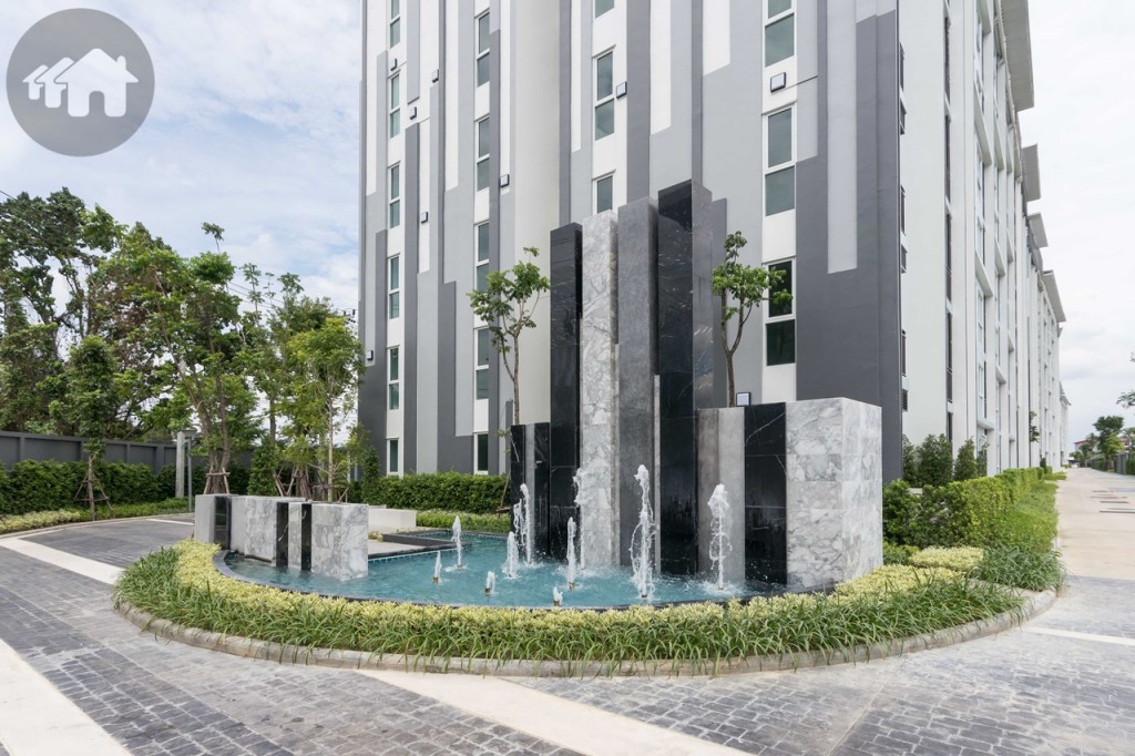 เข้ามาโซนที่พักอาศัยต้อนรับด้วยลานน้ำพุ พร้อมที่นั่งพักผ่อน