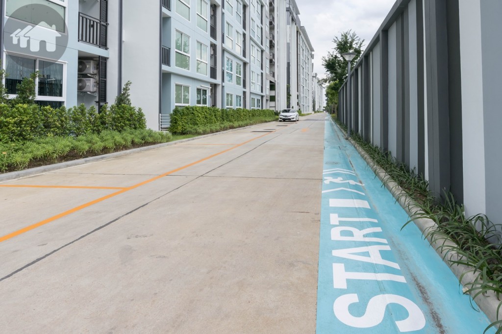 ถนนด้านในโครงการกว้างประมาณ 6 เมตร พร้อมลู่วิ่งด้านข้างยาวรอบโครงการ