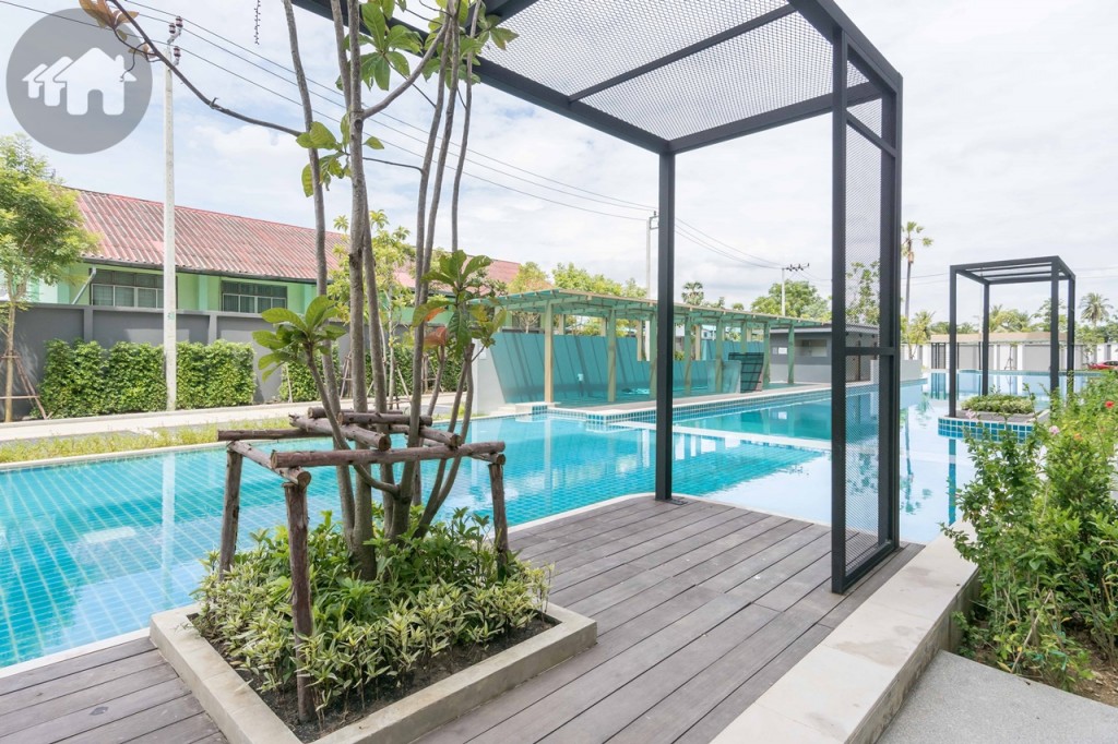 นั่งพักผ่อนริมสระว่ายน้ำ