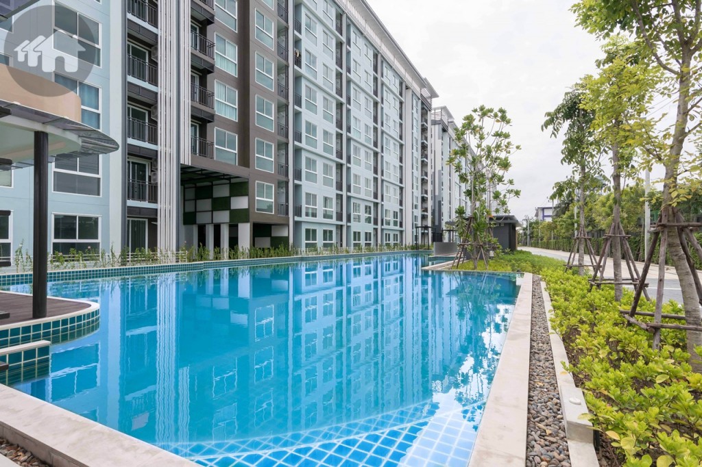 สระว่ายน้ำยาว 120 เมตร บริเวณอาคาร 4 และ 5 แบ่งเป็นสระเด็ก 2 สระ ลึกประมาณ 0.55 เมตร และสระผู้ใหญ่ ลึกประมาณ 1.30 เมตร