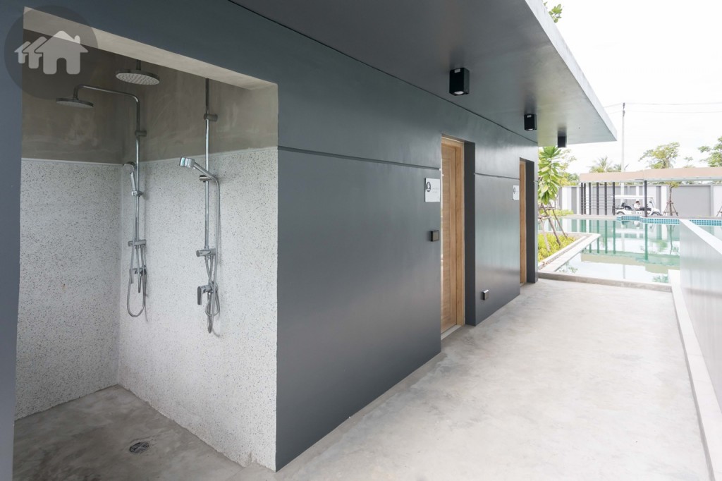 ที่อาบน้ำและห้องน้ำบริเวณข้างสระว่ายน้ำ