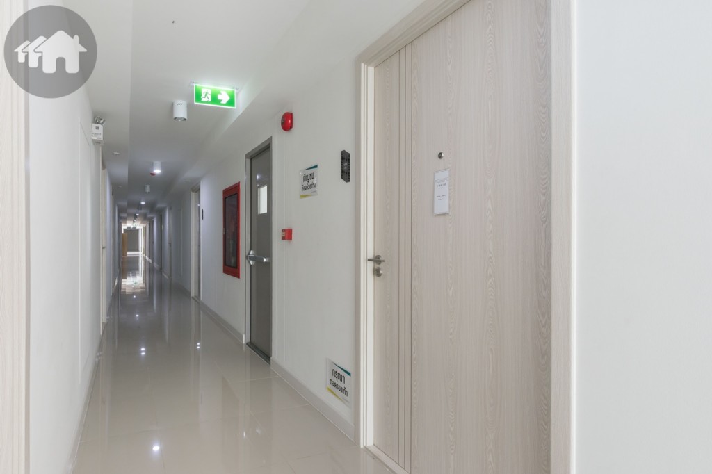 ทางเดินหน้าห้องกว้างประมาณ 1.50 เมตร ประตูทางเข้าห้องขนาดใหญ่พิเศษ กว้างประมาณ 1 เมตร สูงประมาณ 2.10 เมตร ลูกบิดเป็นแบบก้านโยก