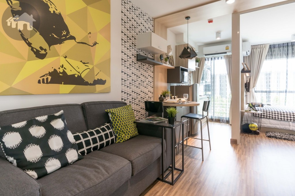 เข้ามาภายในห้องเป็นห้องนั่งเล่น พื้นปูกระเบื้องไวนิลลายไม้ ทนทานและป้องกันความชื้นได้ดีกว่าลามิเนต โปร่งโล่งด้วยความสูงของเพดาน 2.50 เมตร ภายในห้องตกแต่งผนังด้วย Skim coat ทำให้ผนังเรียบและสวยงามมากขึ้น ซึ่งถือว่าใส่ใจในรายละเอียดมากกว่าโครงการอื่น