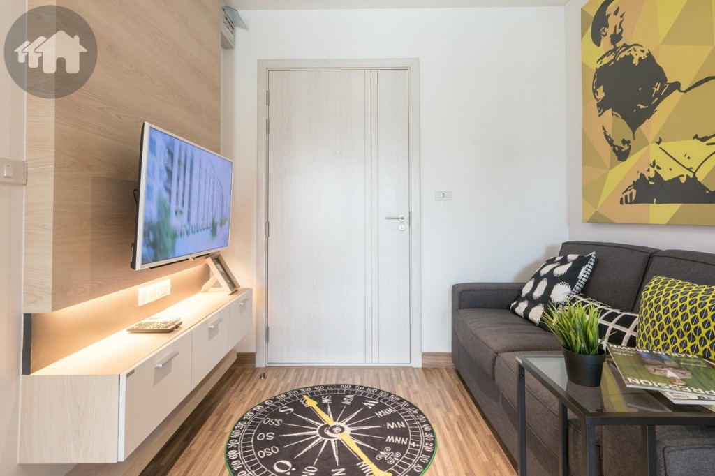 พื้นที่ห้องนั่งเล่น โซฟาห่างจากชั้นวางโทรทัศน์ประมาณ 1.55 เมตร