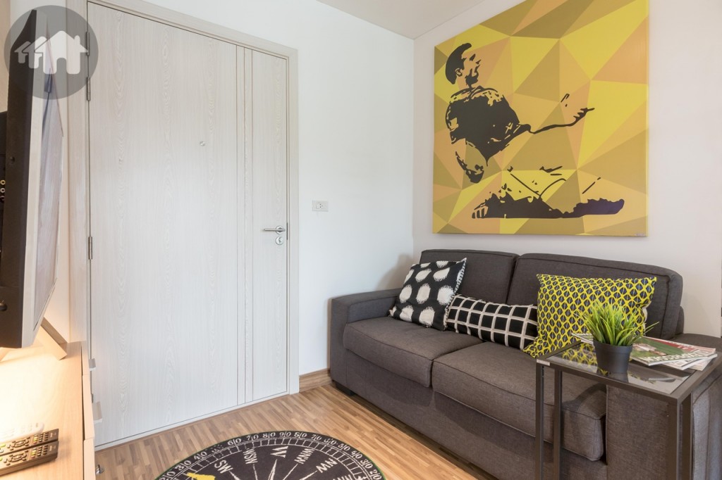 โซฟาขนาด 2 ที่นั่ง และโต๊ะกาแฟ