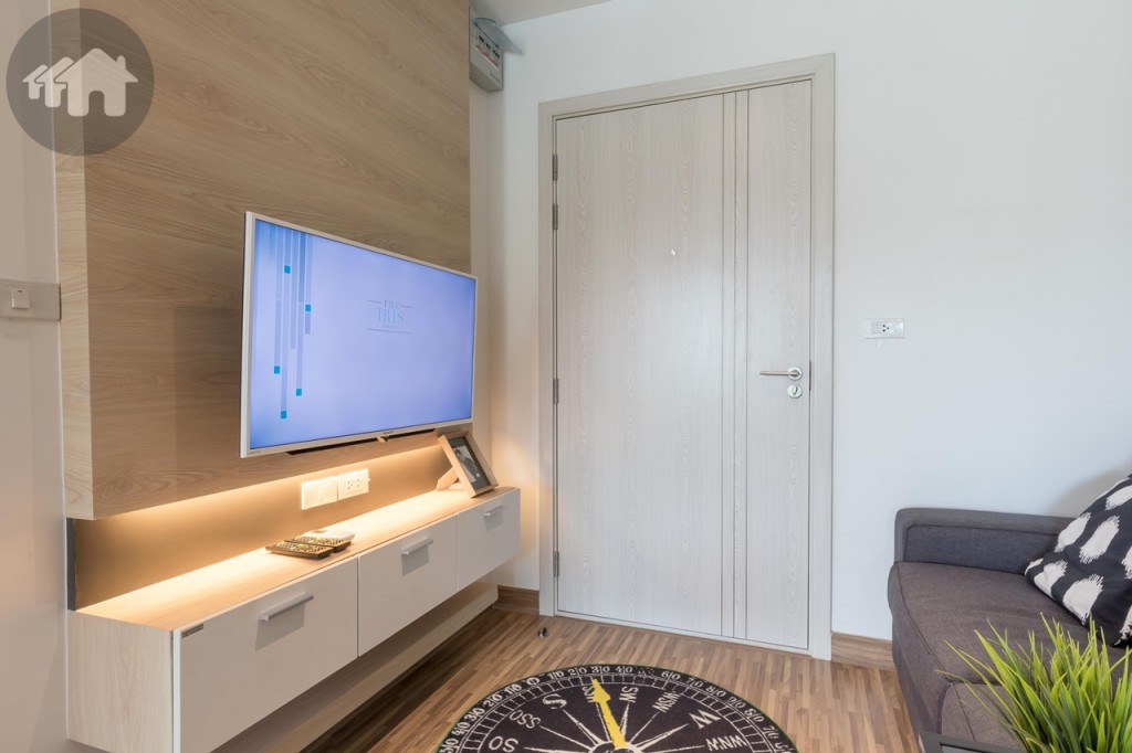 ชั้นวางโทรทัศน์ ติดตั้งปลั๊กไฟและสายอากาศให้เรียบร้อย