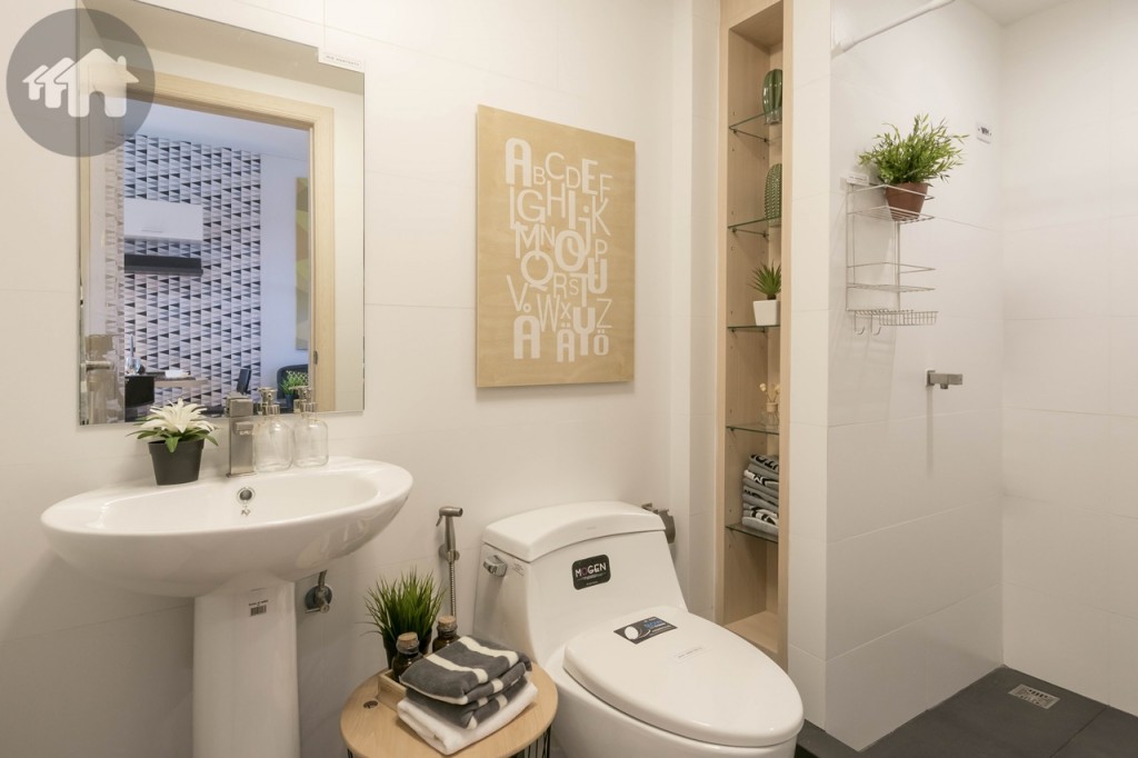 ติดกันเป็นห้องน้ำ พื้นและผนังปูกระเบื้องแกรนิตโต้ ขนาด 30x60 เซนติเมตร พื้นห้องน้ำดร็อปจากพื้นห้องนั่งเล่นประมาณ 2 เซนติเมตร