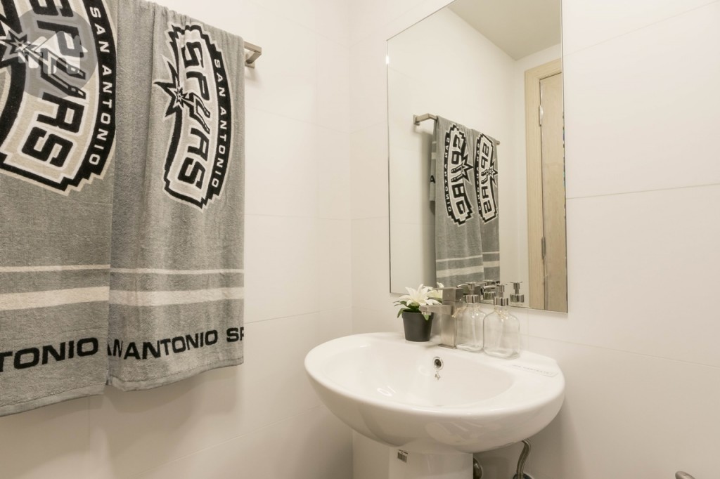 อ่างล้างหน้าของ Mogen พร้อมก๊อกน้ำของ VRH