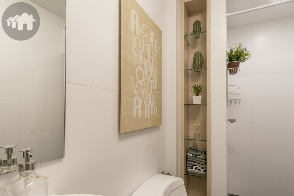 พิเศษในการออกแบบเพื่อให้ห้องใช้ประโยชน์ได้ทุกพื้นที่ โดยการทำช่องสูงจากพื้นจรดผนัง กว้างประมาณ 25 เซนติเมตร โดยห้องจริงช่องจะลึกกว่าในห้องตัวอย่าง สามารถเก็บอุปกรณ์ทำความสะอาด ไม้กวาด ไม้ถูพื้น หรือจะทำเป็นช่องวางของตกแต่งแบบนี้ก็ได้