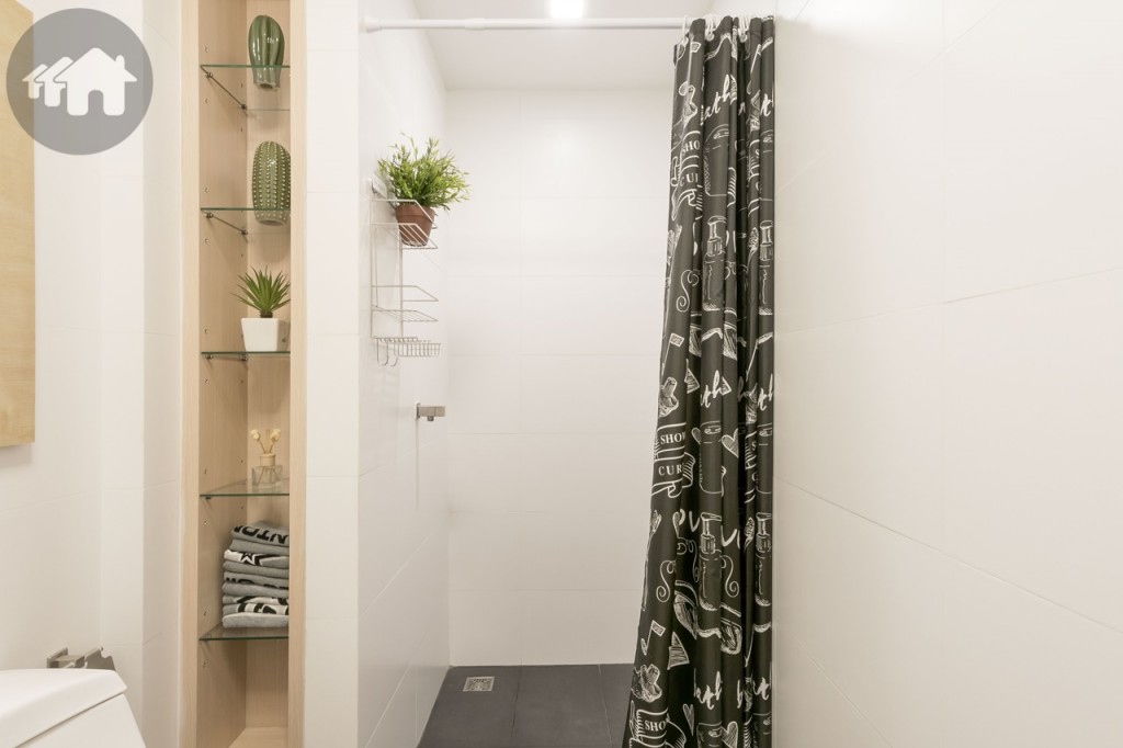 พื้นที่อาบน้ำแยกเป็นสัดส่วน กว้างประมาณ 90 เซนติเมตร ยาวประมาณ 1 เมตร ขอบกั้นพื้นที่สูงประมาณ 10 เซนติเมตร มีที่วางอุปกรณ์อาบน้ำ ฝักบัว และเครื่องทำน้ำอุ่น แถมมาให้กับห้องด้วย