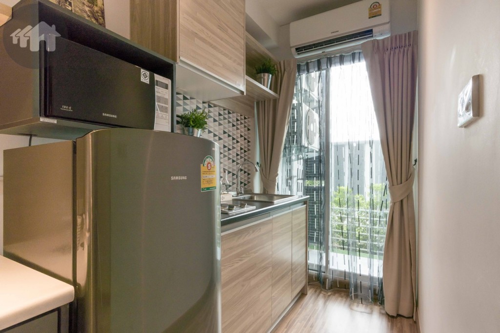 ห้องครัวพร้อมตู้บิวท์อินบน-ล่าง ทางเดินกว้างประมาณ 80 เซนติเมตร เข้า-ออกสะดวก