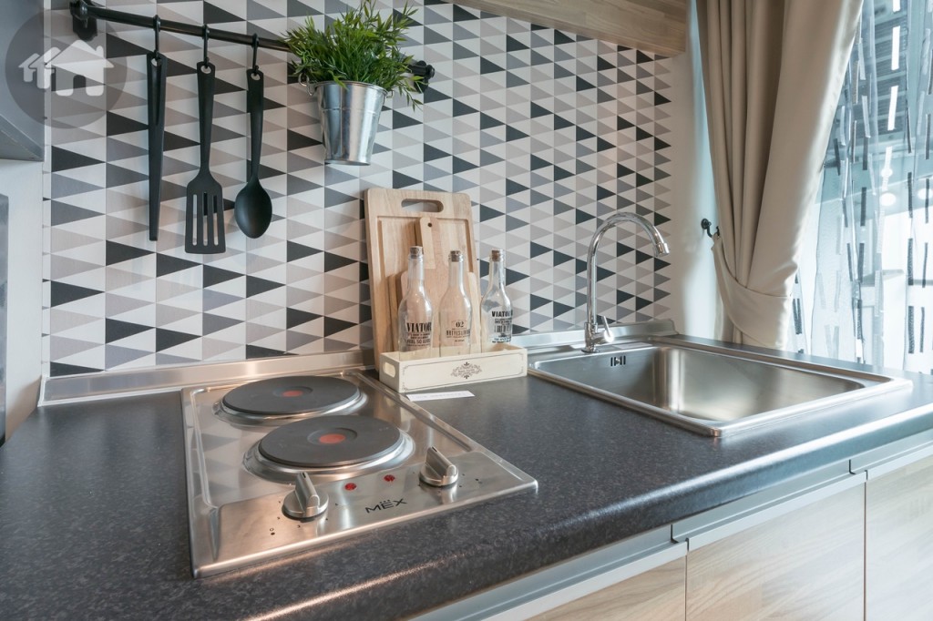 ตู้ครัวบิวท์อินด้านล่างกว้างประมาณ 60 เซนติเมตร ยาวประมาณ 1.35 เมตร สูงประมาณ 85 เซนติเมตร มาพร้อมเตาไฟฟ้า 2 หัว และอ่างล้างจานของ MEX