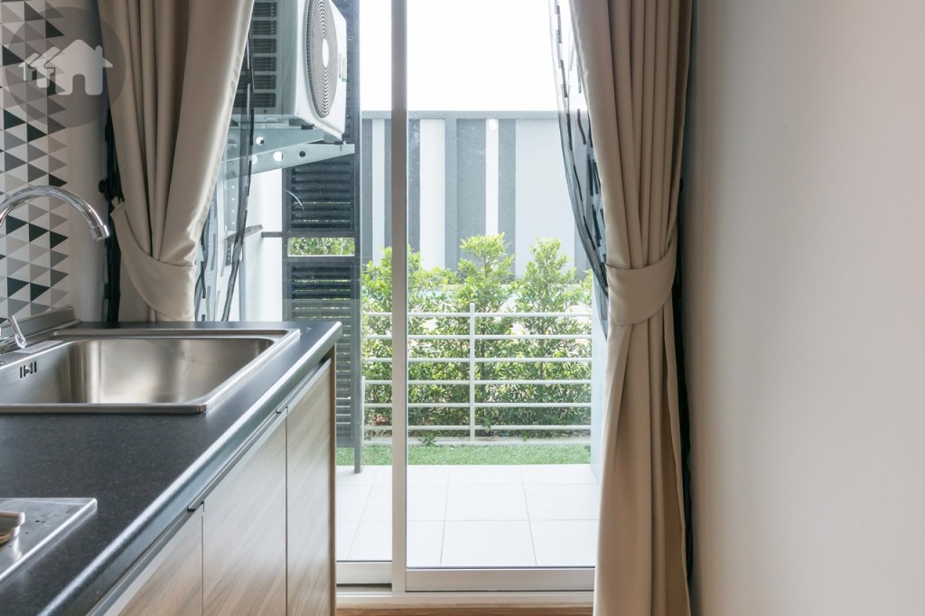 เชื่อมต่อกับระเบียงด้านนอกด้วยประตูกระจกบานเลื่อนแบบสลับ บานใหญ่ ขอบประตูสูงประมาณ 12 เซนติเมตร