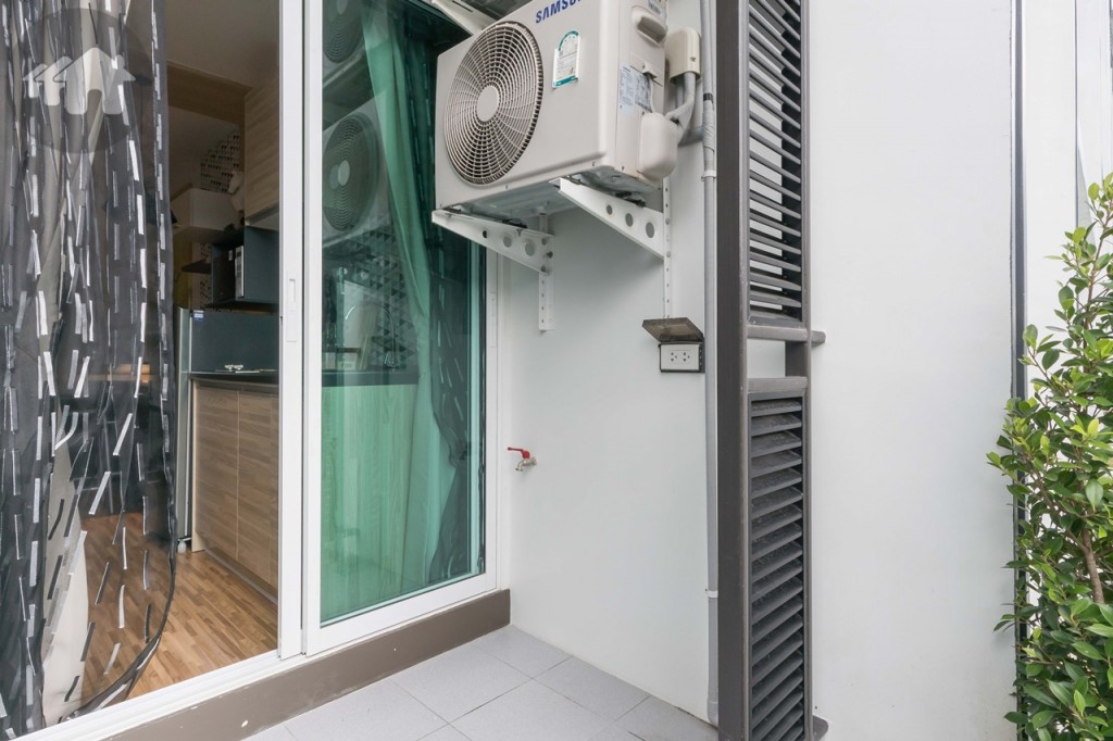 พื้นที่ระเบียง กว้างประมาณ 1.10 เมตร ยาวประมาณ 1.40 เมตร พื้นปูกระเบื้องเซรามิก ขนาด 30x30 เซนติเมตร ติดตั้งคอมเพรสเซอร์ สูงประมาณ 1.30 เมตร สามารถวางเครื่องซักผ้าได้ ติดตั้งก๊อกน้ำ ปลั๊กไฟพร้อมที่กันน้ำ และท่อระบายน้ำให้เรียบร้อย พิเศษด้วยระแนงเหล็กกั้นคอมเพรสเซอร์เครื่องปรับอากาศที่สั่งทำจากโรงงาน เพิ่มความสวยงามเมื่อมองจากด้านนอก