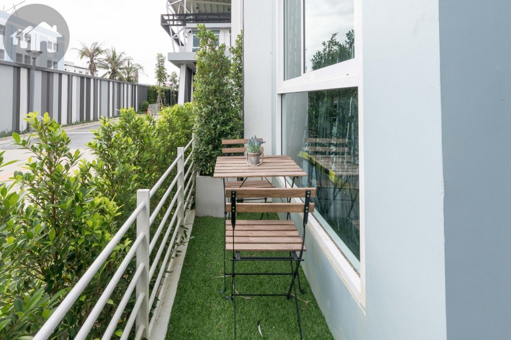 ห้องบริเวณชั้นที่ 1 จะได้พื้นที่สวนเพิ่มขึ้นมาด้วย โดยดร็อปจากพื้นระเบียงประมาณ 25 เซนติเมตร สามารถทำเป็นพื้นที่นั่งเล่น จิบกาแฟได้ กว้างประมาณ 80 เซนติเมตร รั้วสูงประมาณ 75 เซนติเมตร