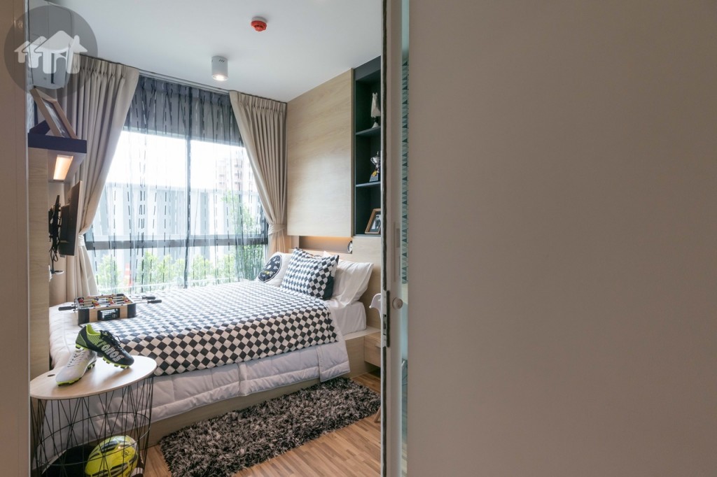 มาต่อกันที่ห้องนอน ประตูทางเข้าเป็นกระจกบานเลื่อนแบบทางเดียว