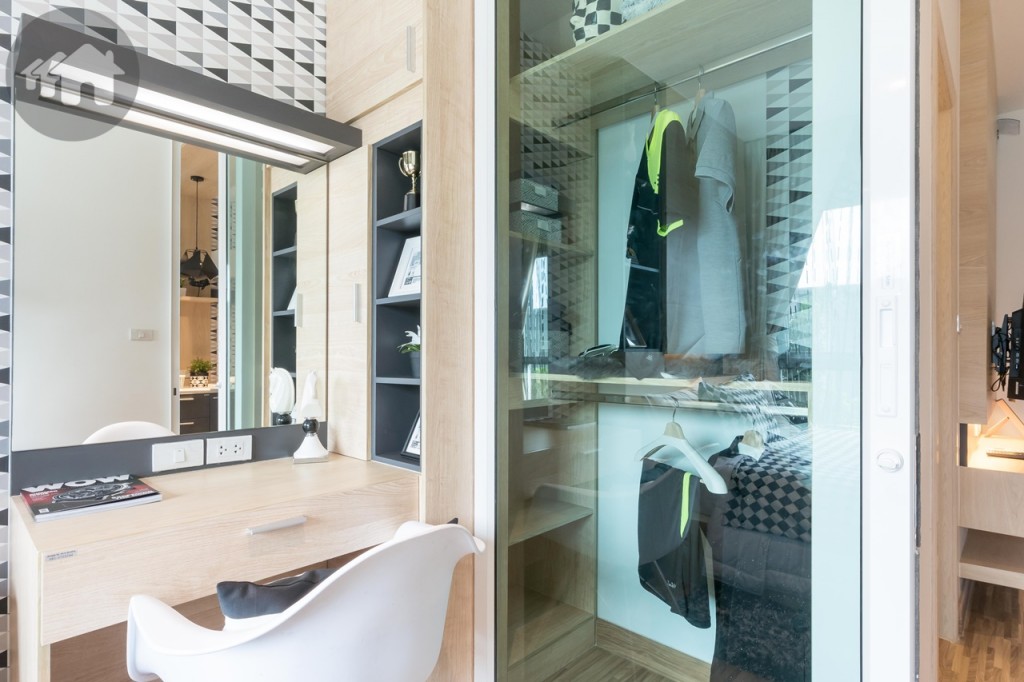 โดยประตูห้องสามารถเป็นประตูเปิด-ปิดตู้เสื้อผ้าได้ด้วย พิเศษตู้เสื้อผ้าที่ออกแบบให้ฝังลงไปกับช่องผนัง เพื่อเพิ่มพื้นที่ใช้สอยในห้องนอนให้มากขึ้น