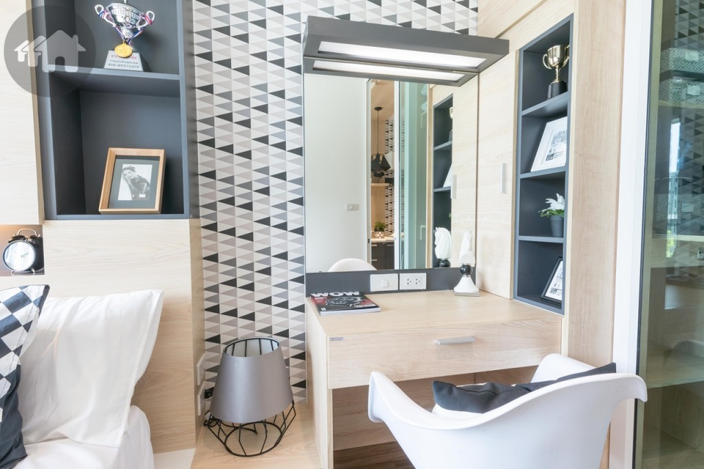 ด้านข้างเป็นโต๊ะเครื่องแป้ง และโต๊ะวางโคมไฟ ทางเดินข้างเตียงกว้างประมาณ 1.35 เมตร เข้า-ออกสะดวก