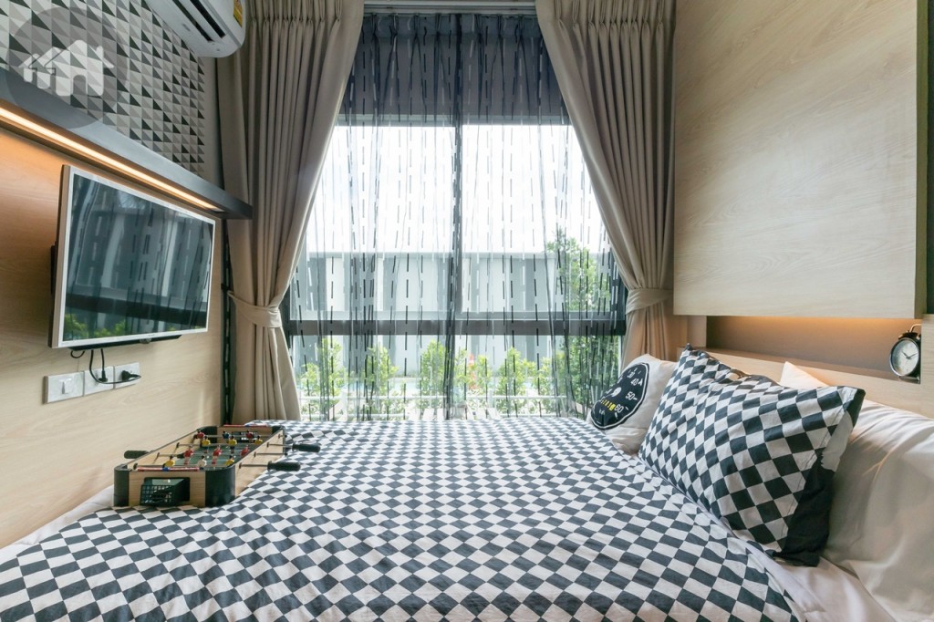 รับวิวสวนข้างห้องด้วยหน้าต่างกระจกบานเลื่อนแบบสลับ และบานฟิกซ์ บานใหญ่ กว้างประมาณ 1.70 เมตร