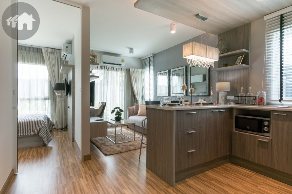 เข้ามาภายในห้องเป็นห้องครัว เชื่อมต่อกับพื้นที่ห้องนั่งเล่น พื้นปูกระเบื้องไวนิลลายไม้ โปร่งโล่งด้วยความสูงของเพดาน 2.50 เมตร ภายในห้องตกแต่งผนังด้วย Skim coat