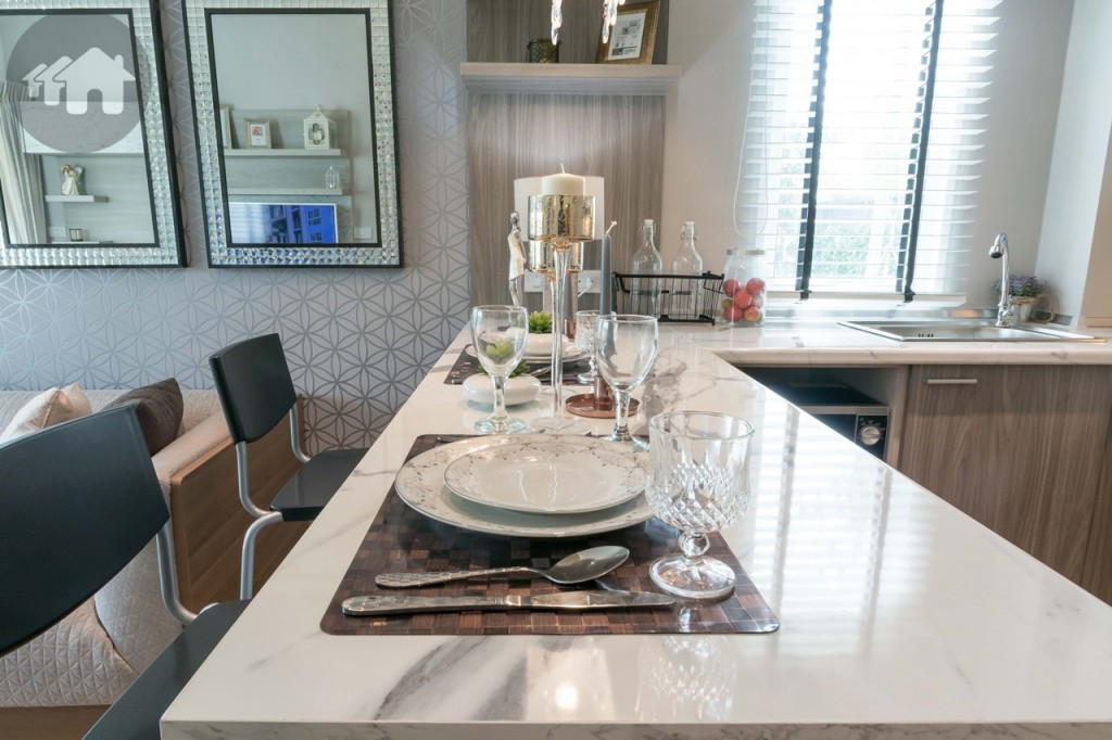 เคาน์เตอร์ส่วนหนึ่งตกแต่งเป็นที่นั่งรับประทานอาหาร