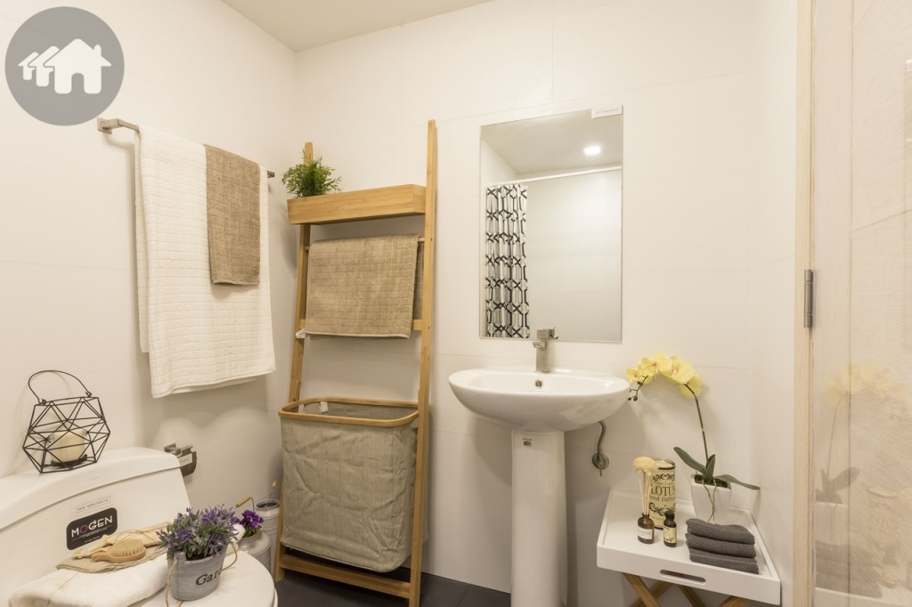 ห้องน้ำขนาดใหญ่ พื้นและผนังปูกระเบื้องแกรนิตโต้ ขนาด 30x60 เซนติเมตร พื้นห้องน้ำดร็อปจากพื้นห้องนั่งเล่นประมาณ 2 เซนติเมตร อุปกรณ์ครบครันของ Mogen และก๊อกน้ำของ VRH