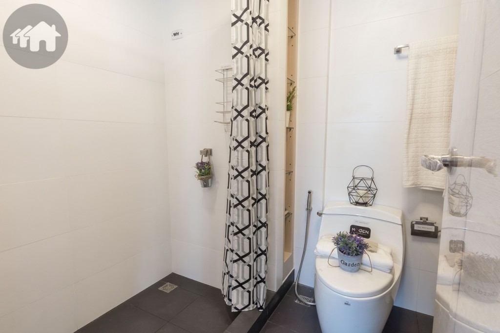 พื้นที่อาบน้ำแยกเป็นสัดส่วน กว้างประมาณ 90 เซนติเมตร ยาวประมาณ 1.30 เมตร ขอบกั้นพื้นที่สูงประมาณ 10 เซนติเมตร มีที่วางอุปกรณ์อาบน้ำแถม ฝักบัว และเครื่องทำน้ำอุ่น แถมมาให้กับห้องด้วย