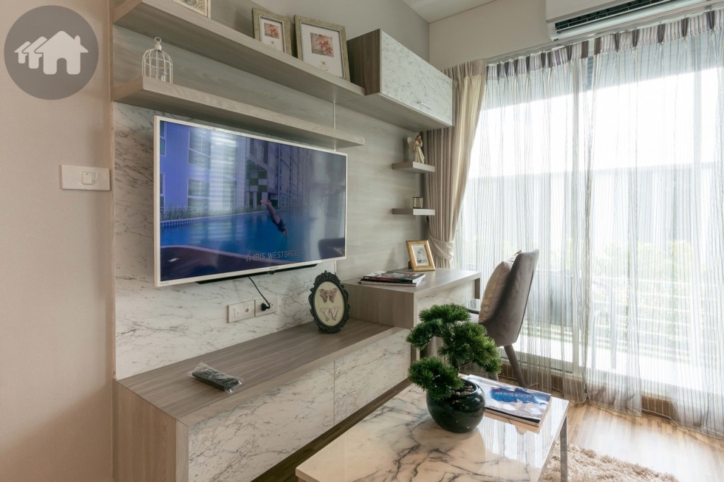 มุมชั้นวางโทรทัศน์ ติดตั้งปลั๊กไฟและสายอากาศให้เรียบร้อย