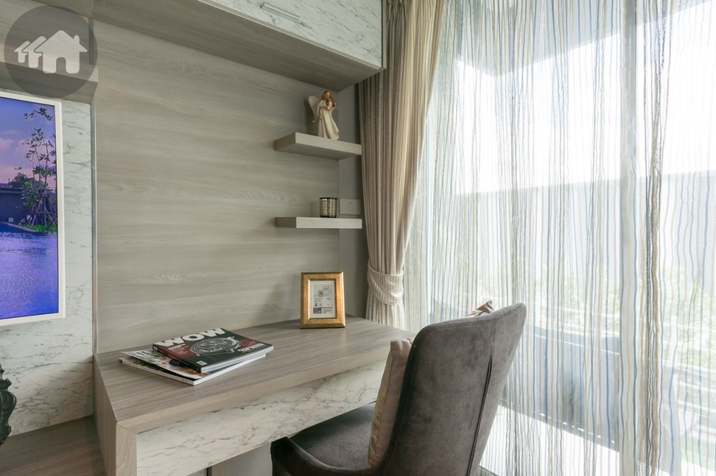 ด้านข้างยังมีพื้นที่ตกแต่งเป็นโต๊ะทำงานได้ด้วย