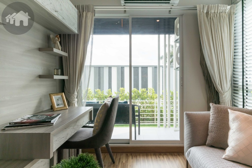 ห้องนั่งเล่นเชื่อมต่อกับระเบียงด้วยประตูกระจกบานเลื่อนแบบสลับ บานใหญ่ กว้างประมาณ 1.70 เมตร ขอบประตูสูงประมาณ 12 เซนติเมตร